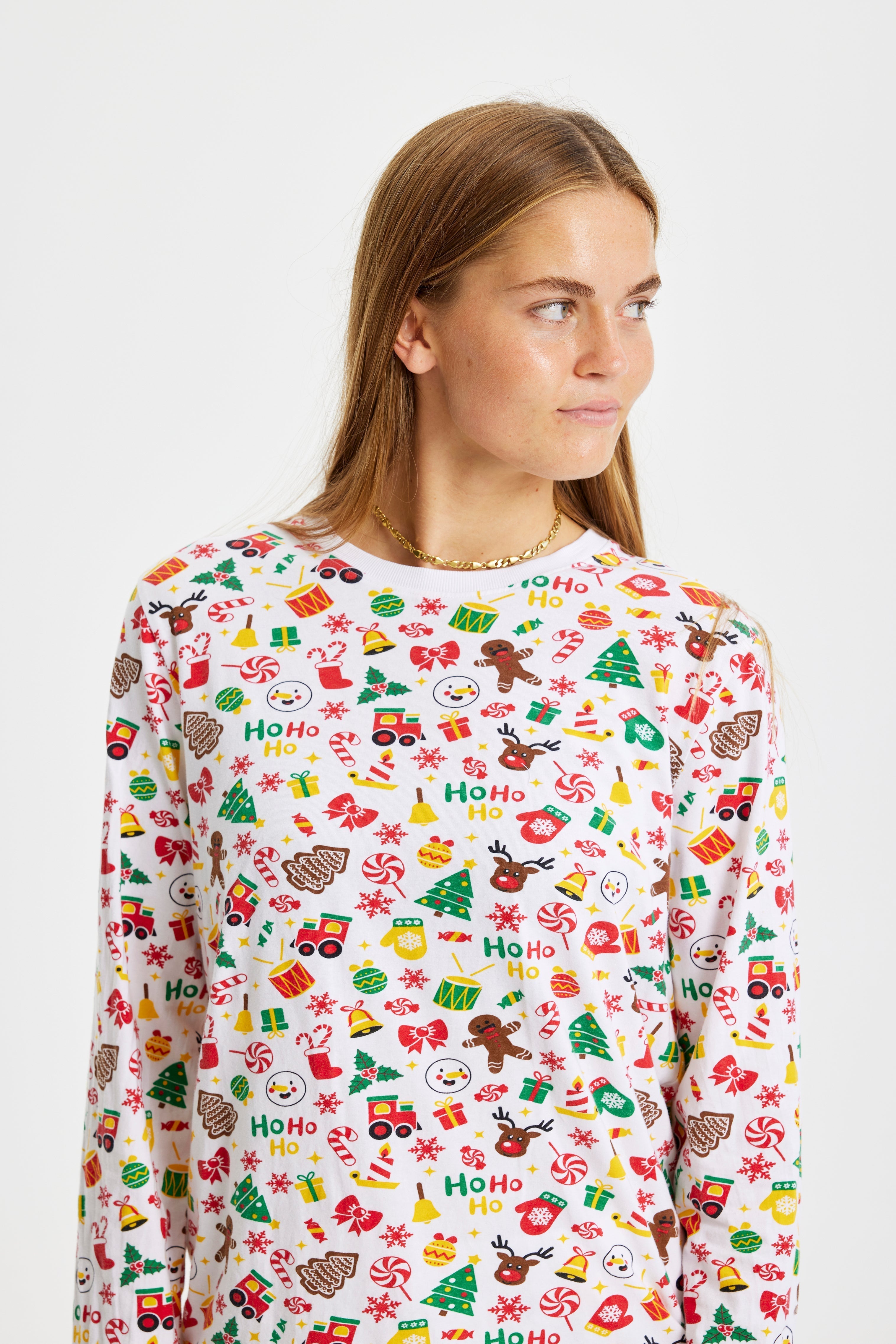 En kvinna klädd i vit julpyjamas.